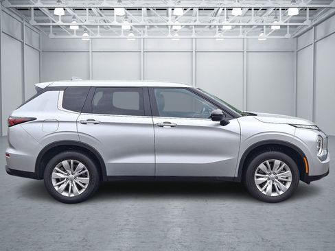 Used 2025 Mitsubishi Outlander ES AWD/4WD image 6