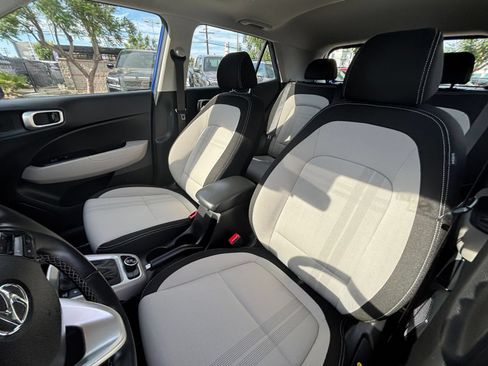 Used 2025 Hyundai Venue SEL FWD image 28