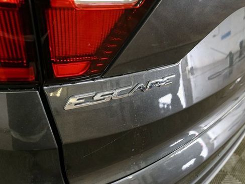 Used 2019 Ford Escape Titanium image 9