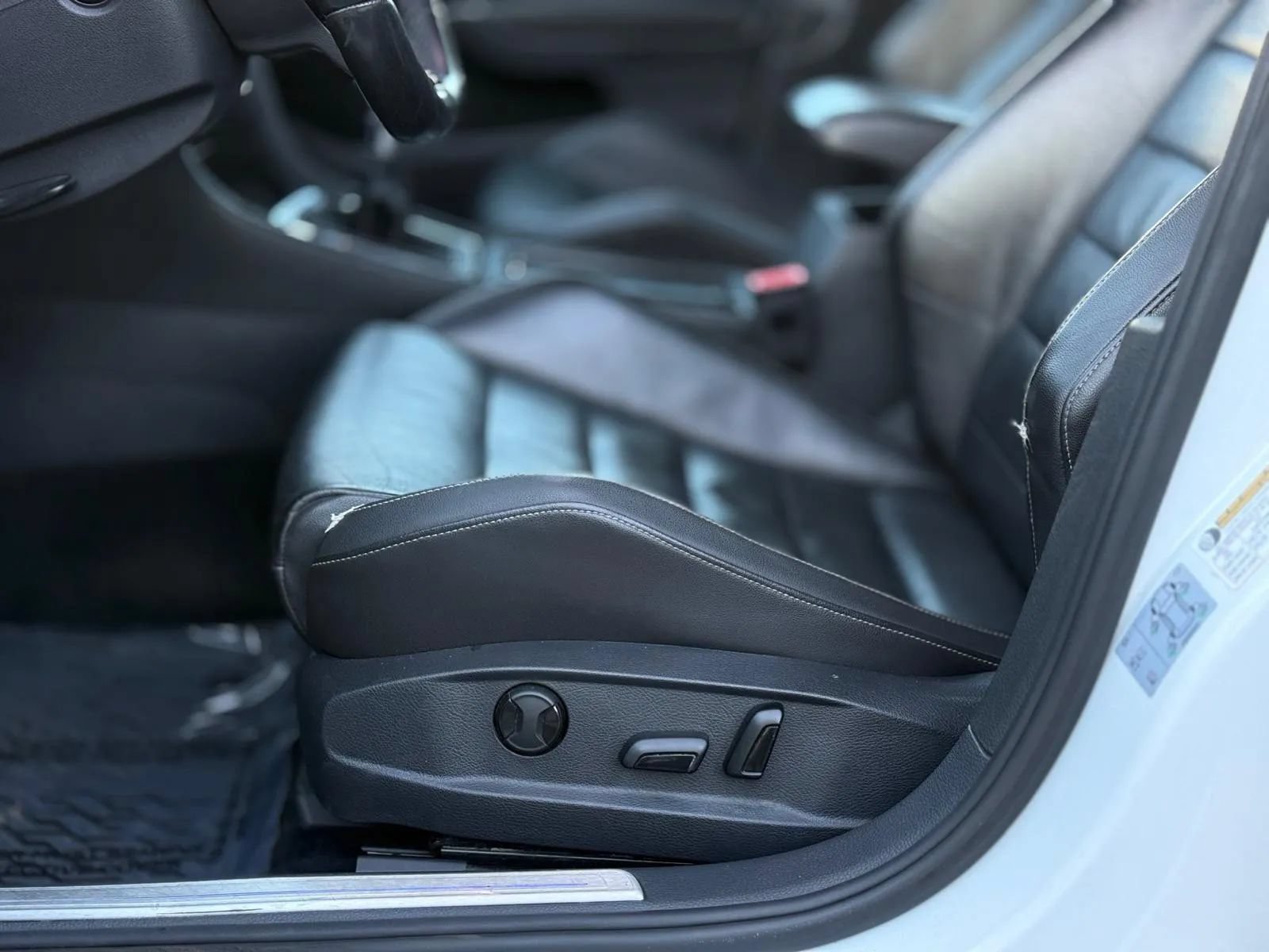 Used 2016 Volkswagen Golf R 4-Door AWD/4WD image 29