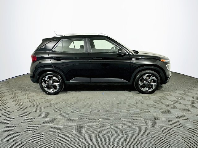 Used 2025 Hyundai Venue SEL FWD image 9
