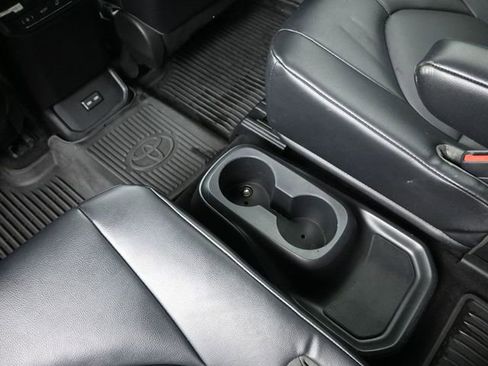 Used 2022 Toyota Highlander XLE image 26