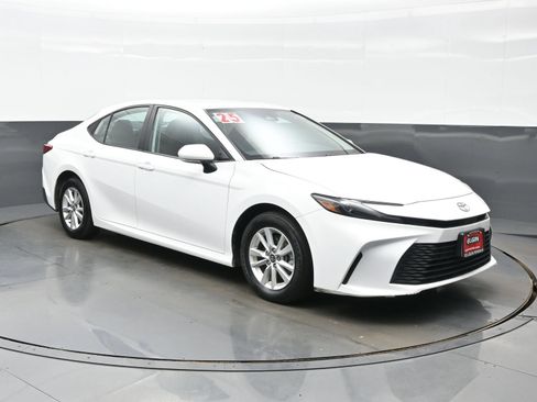 Used 2025 Toyota Camry LE w/ Convenience Package AWD/4WD image 8