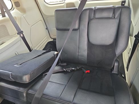 Used 2017 Dodge Grand Caravan SXT w/ Driver Convenience Group FWD image 19