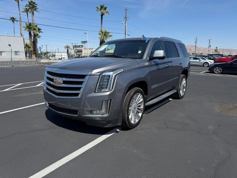 Used 2019 Cadillac Escalade Luxury AWD/4WD image 2