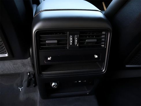 Used 2025 Porsche Cayenne w/ Premium Package image 21