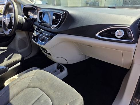 Used 2017 Chrysler Pacifica Touring FWD image 18