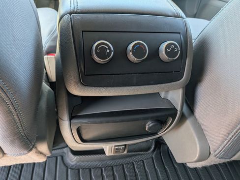 Used 2015 Chevrolet Traverse LT FWD image 30