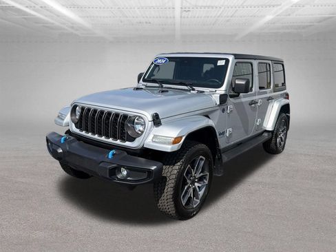 Used 2024 Jeep Wrangler Unlimited w/ Convenience Group AWD/4WD image 4
