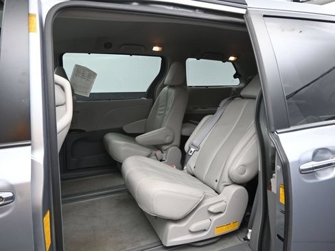 Used 2014 Toyota Sienna XLE FWD image 20