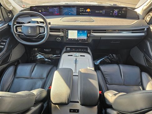 Used 2025 Lincoln Navigator L Reserve image 10