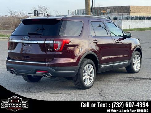 Used 2018 Ford Explorer XLT w/ Equipment Group 202A AWD/4WD image 8