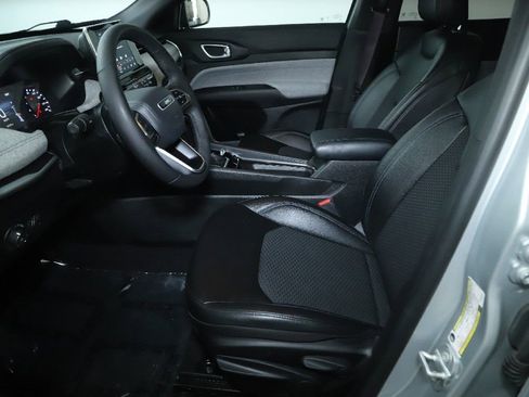 Used 2025 Jeep Compass Latitude AWD/4WD image 18