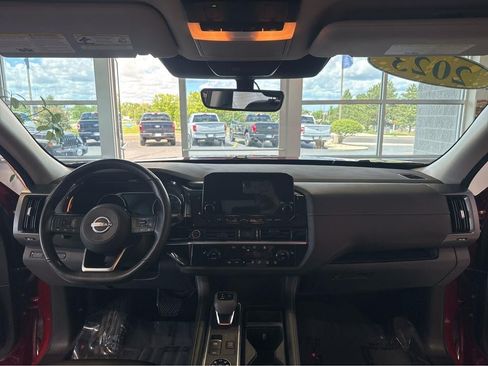 Used 2023 Nissan Pathfinder SL AWD/4WD image 15