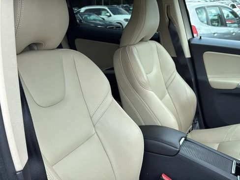 Used 2017 Volvo XC60 T5 Dynamic w/ Preferred Option Package FWD image 12