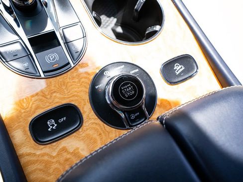 Used 2022 Bentley Bentayga AWD/4WD image 46