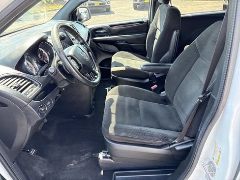 Used 2017 Dodge Grand Caravan SE FWD image 11