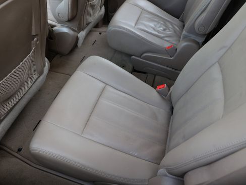 Used 2016 Chrysler Town & Country Touring image 10