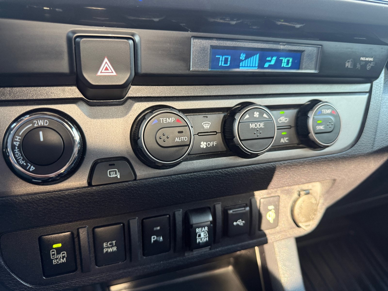 Used 2022 Toyota Tacoma TRD Off-Road w/ Technology Package AWD/4WD image 26