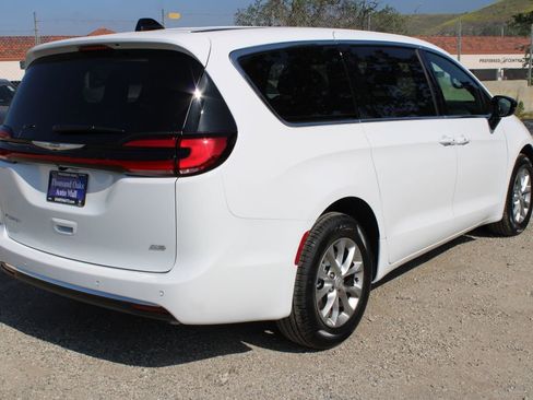 New 2026 Chrysler Pacifica Select image 4