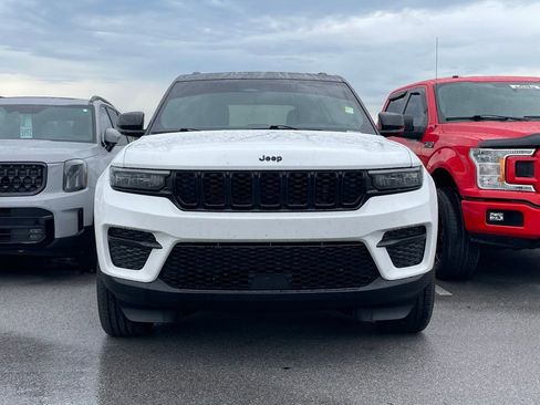 Used 2025 Jeep Grand Cherokee Altitude RWD image 2