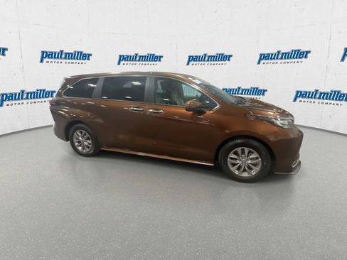 Used 2023 Toyota Sienna XLE FWD image 12