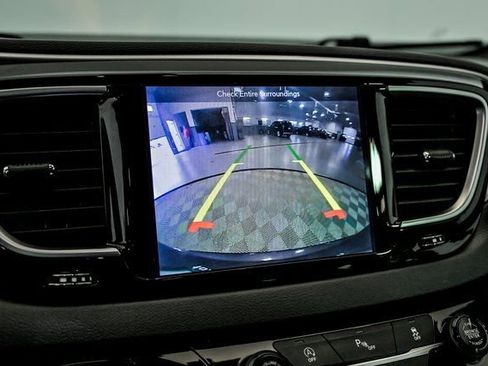 Used 2018 Chrysler Pacifica Touring-L Plus image 24