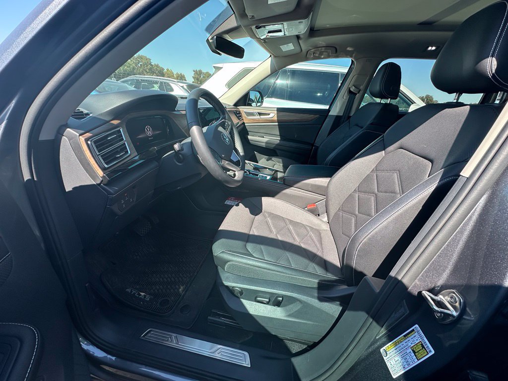 Used 2025 Volkswagen Atlas SE FWD image 6
