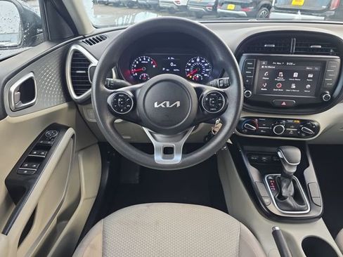 Used 2022 Kia Soul LX image 18