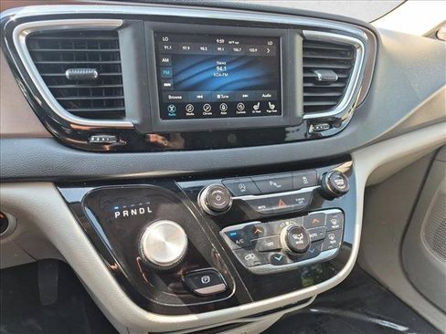 Used 2018 Chrysler Pacifica Touring-L FWD image 14