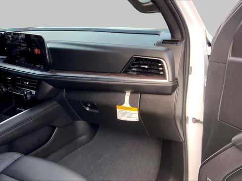 Used 2025 Chevrolet Suburban LT w/ Comfort Package RWD image 19
