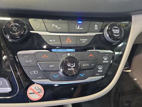 Used 2024 Chrysler Pacifica Touring-L FWD image 27