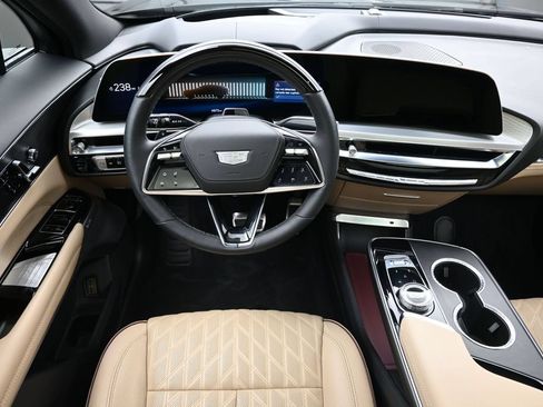 Used 2026 Cadillac Lyriq Signature Luxury AWD/4WD image 12