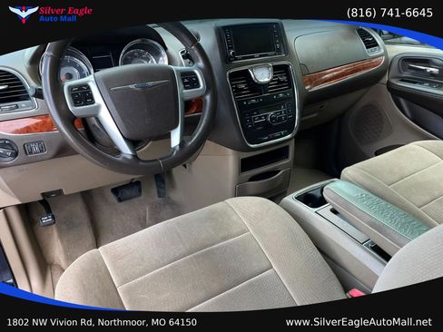 Used 2014 Chrysler Town & Country Touring FWD image 7