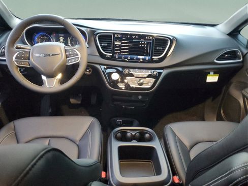 New 2026 Chrysler Voyager LX image 7