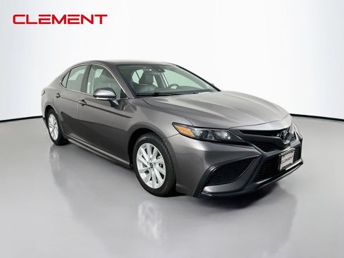 Used 2024 Toyota Camry SE FWD image 3