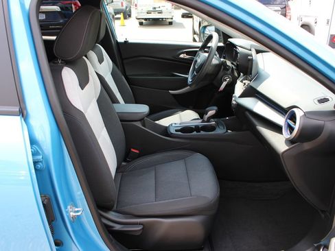 Certified 2025 Chevrolet Trax LS FWD image 37