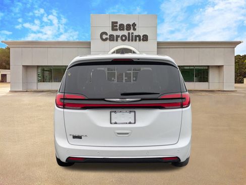 Certified 2024 Chrysler Pacifica Touring-L image 5