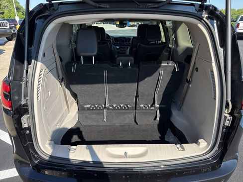 Used 2024 Chrysler Pacifica Limited FWD image 9