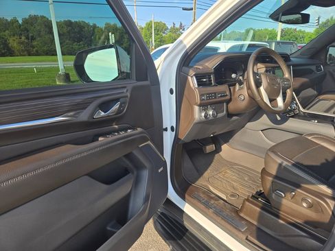 Used 2023 GMC Yukon XL Denali AWD/4WD image 6