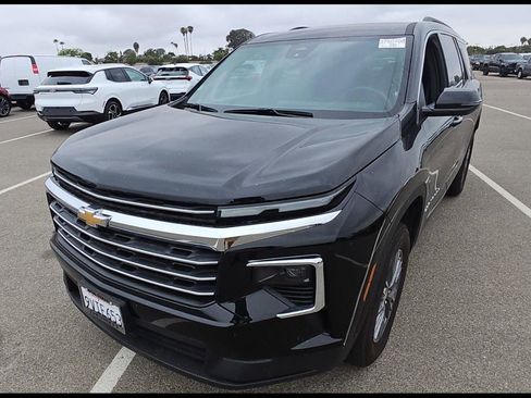 Used 2025 Chevrolet Traverse LT FWD image 3