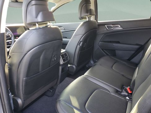 Certified 2025 Kia Sportage EX image 9