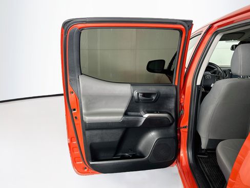 Used 2018 Toyota Tacoma SR5 RWD image 25