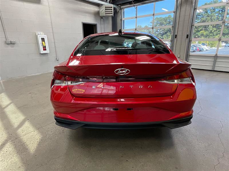 Used 2021 Hyundai Elantra SE FWD image 4