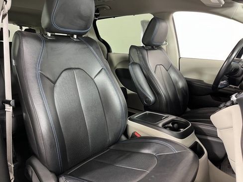Used 2021 Chrysler Pacifica Touring-L image 40
