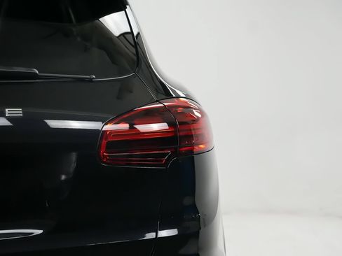 Used 2017 Porsche Cayenne Platinum Edition AWD/4WD image 12