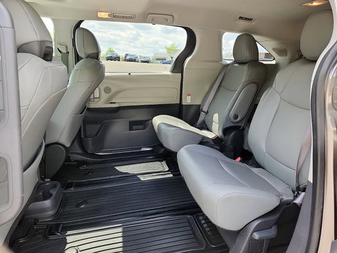 Used 2023 Toyota Sienna XLE w/ XLE Plus Package AWD/4WD image 10