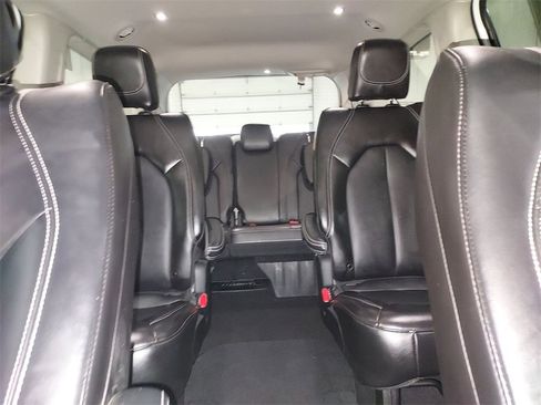 Used 2024 Chrysler Pacifica Touring-L image 13
