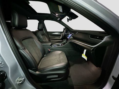 New 2025 Jeep Grand Cherokee Altitude AWD/4WD image 33