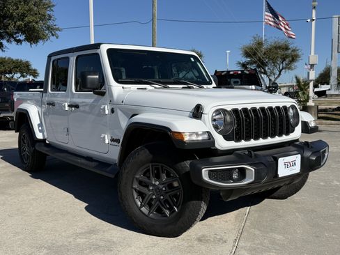 Used 2024 Jeep Gladiator Sport image 2